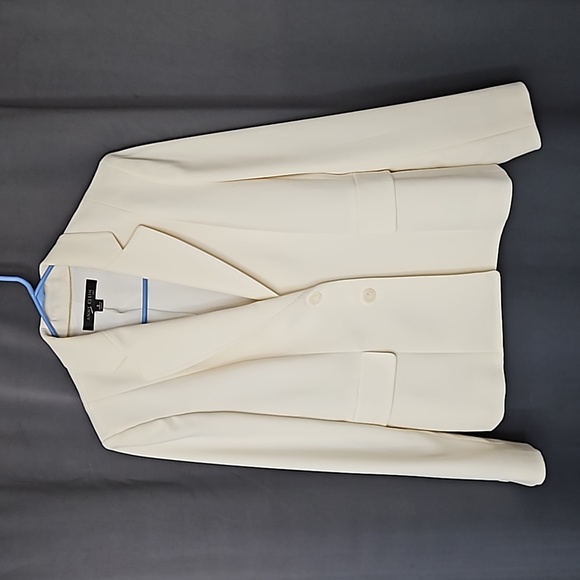 Anne Klein Jackets & Blazers - Anne Klien off white size 8 suit coat